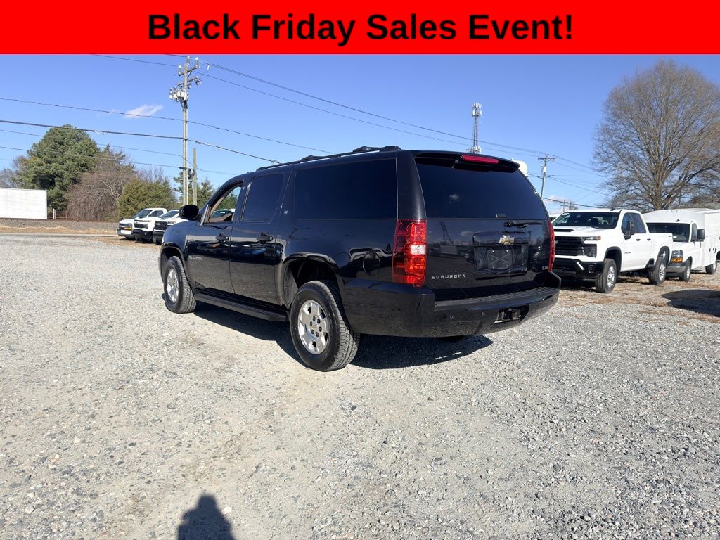 2011 Chevrolet Suburban 1500 LT photo 2