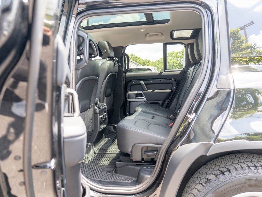 2024 Land Rover Defender 110 S photo 26
