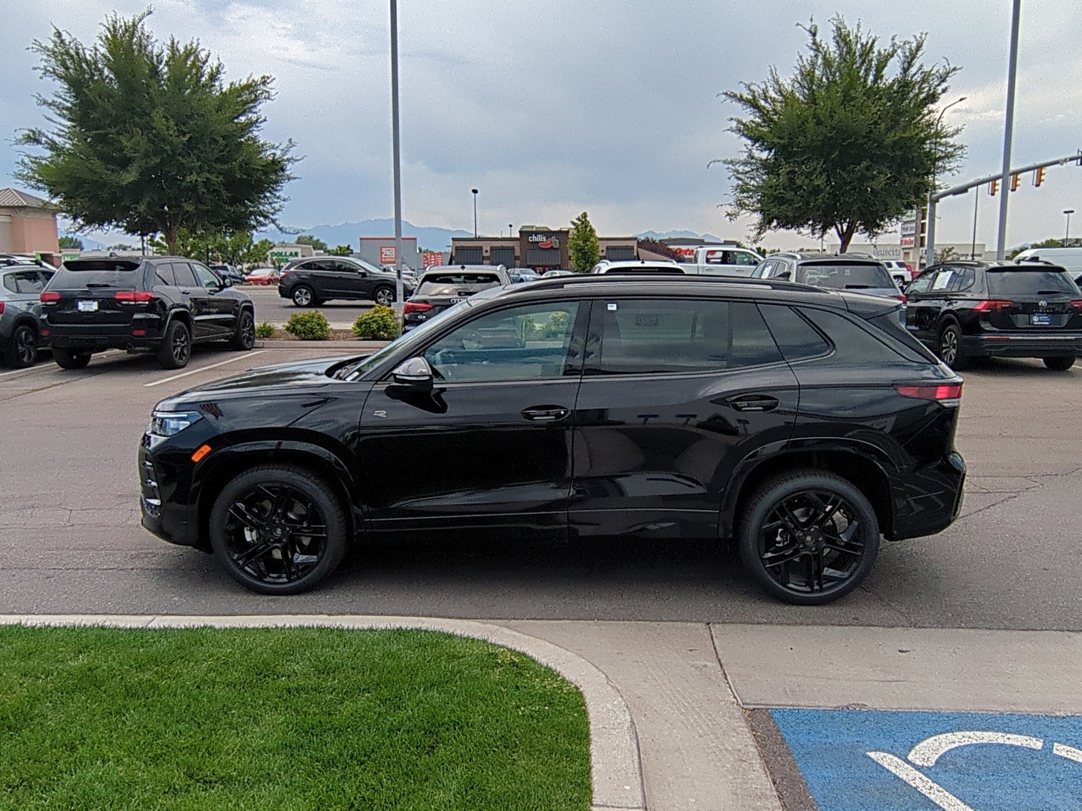 2025 Volkswagen Tiguan SE R-Line Black photo 4