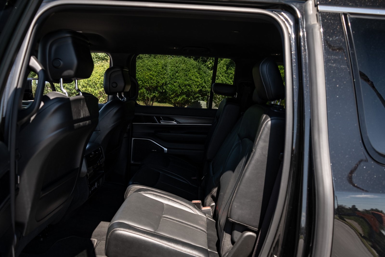 2023 Jeep Wagoneer L Series III photo 16