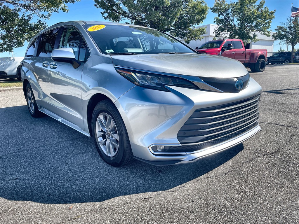 2022 Toyota Sienna XLE photo 2
