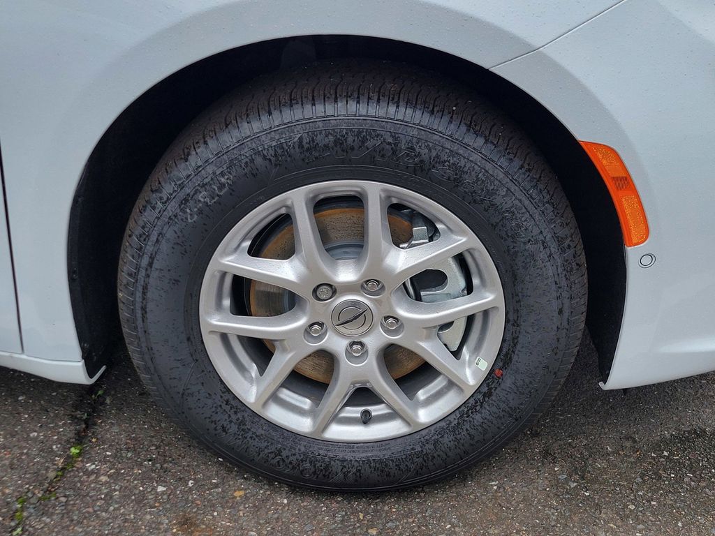 2025 Chrysler Pacifica photo 4