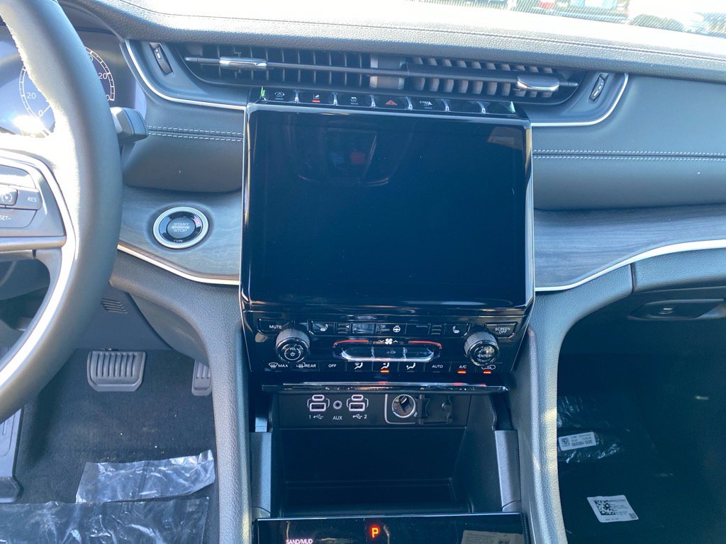 2025 Jeep Grand Cherokee Limited photo 4