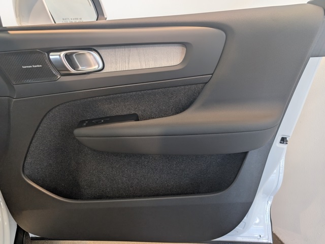 2025 Volvo XC40 photo 25