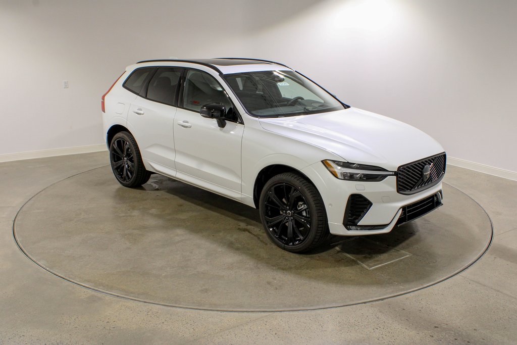 2026 Volvo XC60 B5 Black Edition photo 6