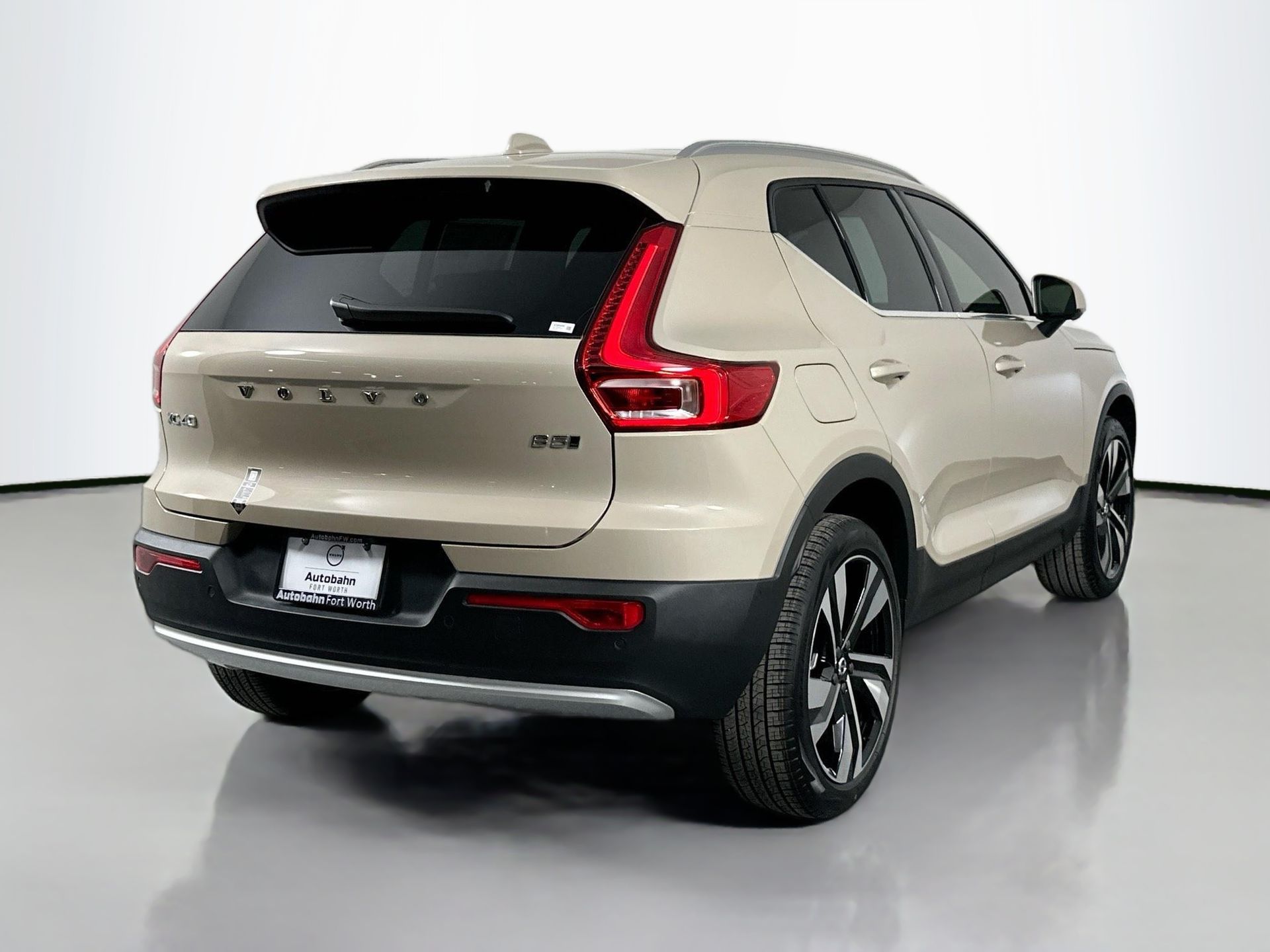 2025 Volvo XC40 AWD photo 2