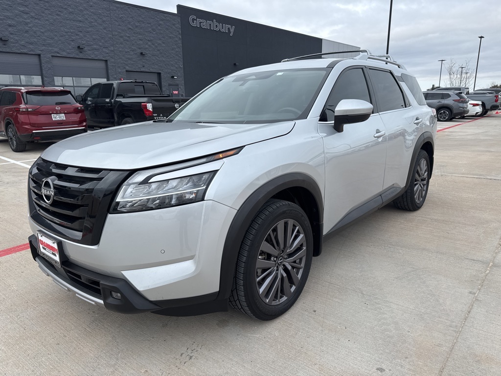 2023 Nissan Pathfinder SL's photo