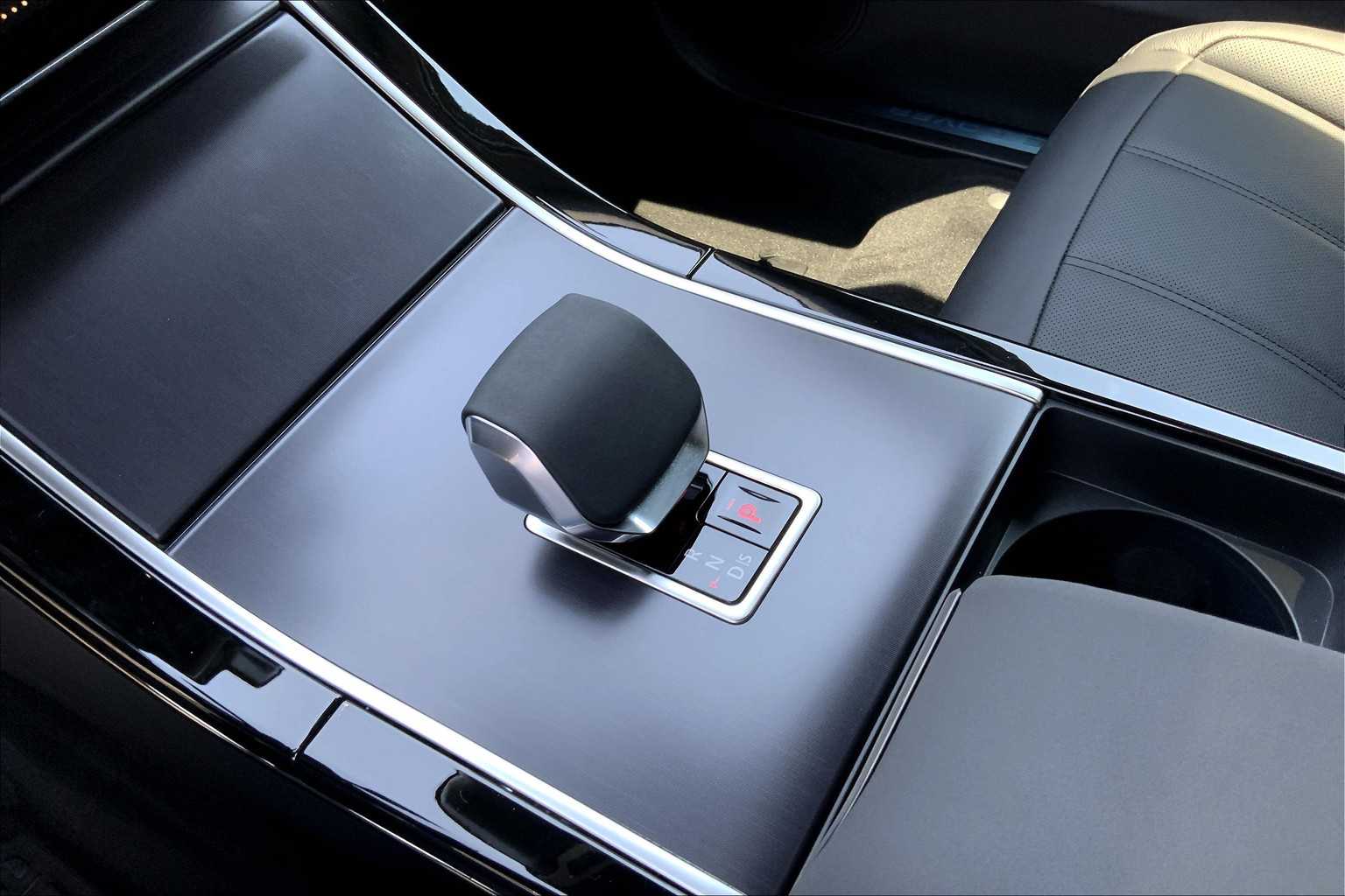 2026 Land Rover Range Rover Evoque Dynamic SE photo 6