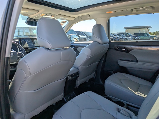 2022 Toyota Highlander Hybrid Platinum photo 11