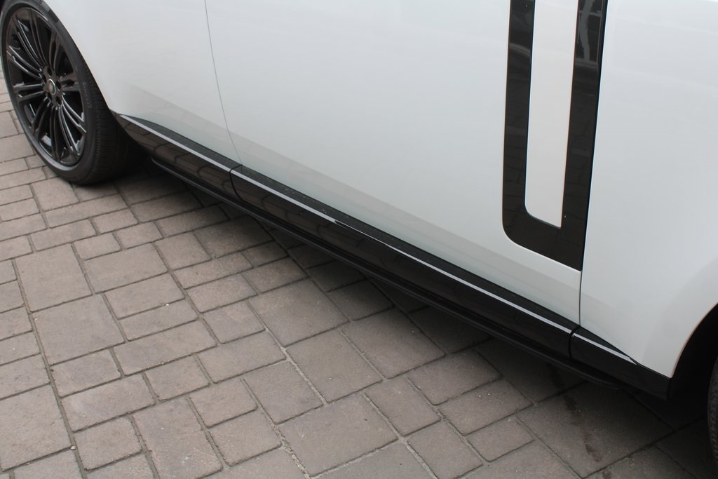 2025 Land Rover Range Rover SE photo 3