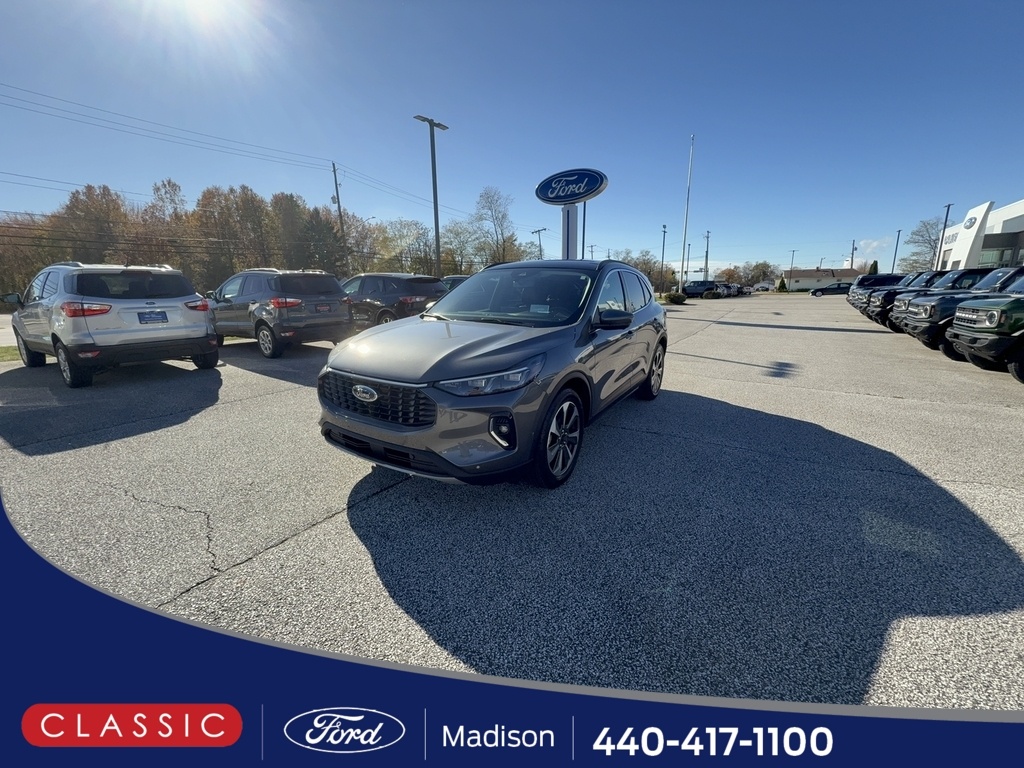 2023 Ford Escape Platinum's photo