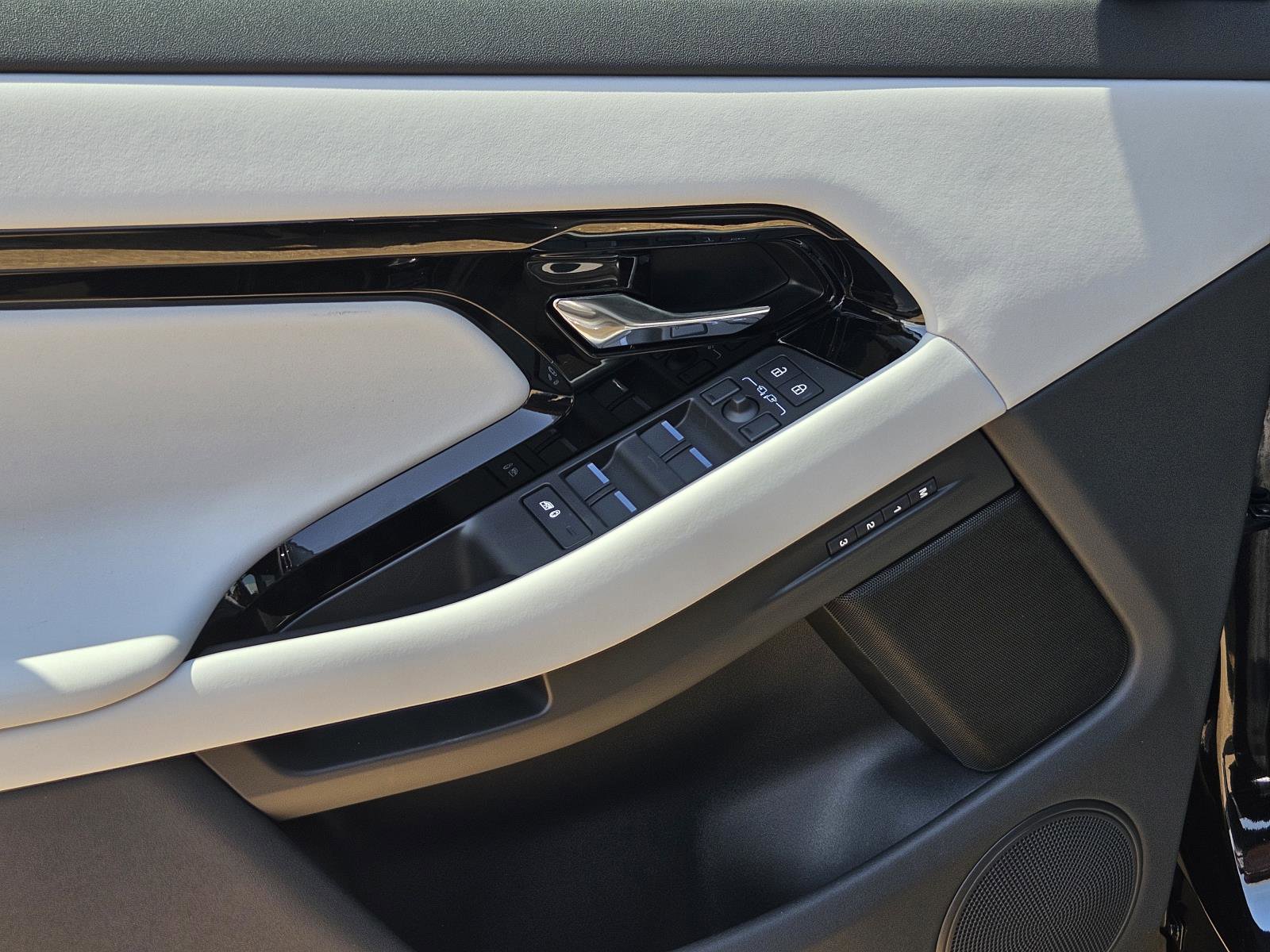 2026 Land Rover Range Rover Evoque Dynamic SE photo 16