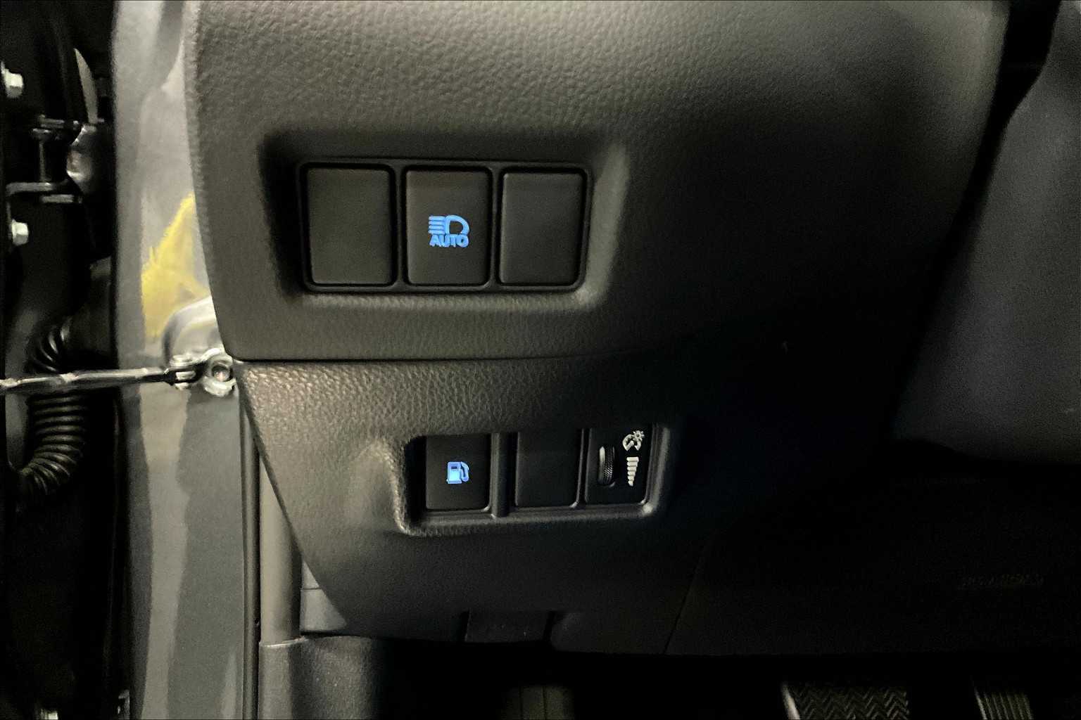 2022 Toyota C-HR XLE photo 33