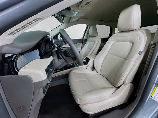 2022 Lincoln Corsair Standard photo 19