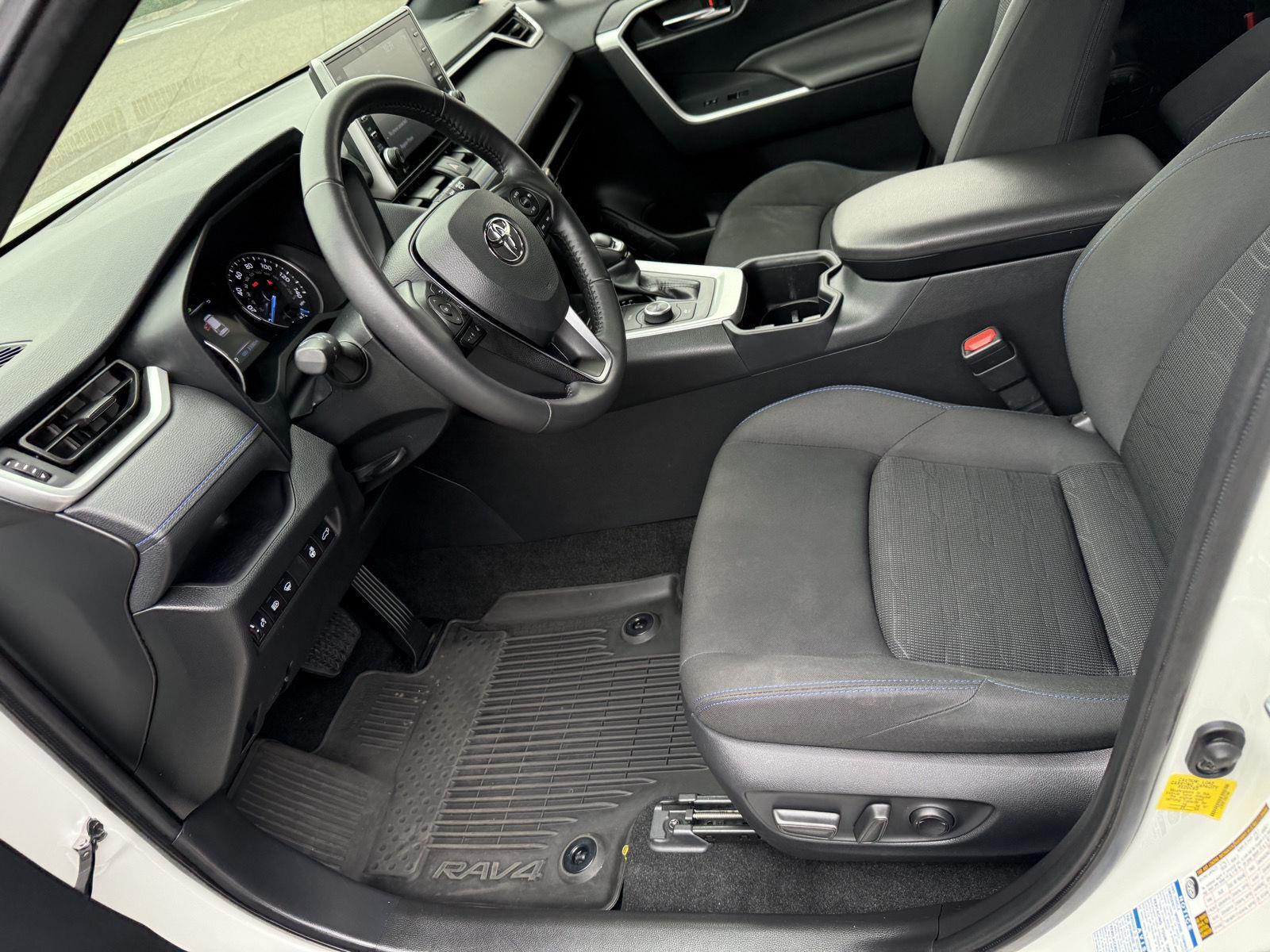 2022 Toyota RAV4 Hybrid SE photo 11