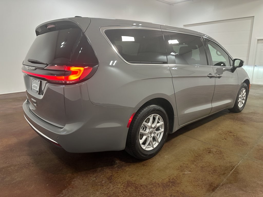2023 Chrysler Pacifica Touring L photo 38