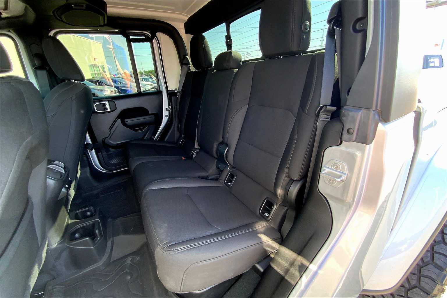 2022 Jeep Gladiator Willys Sport photo 19