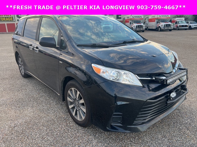 2020 Toyota Sienna LE's photo