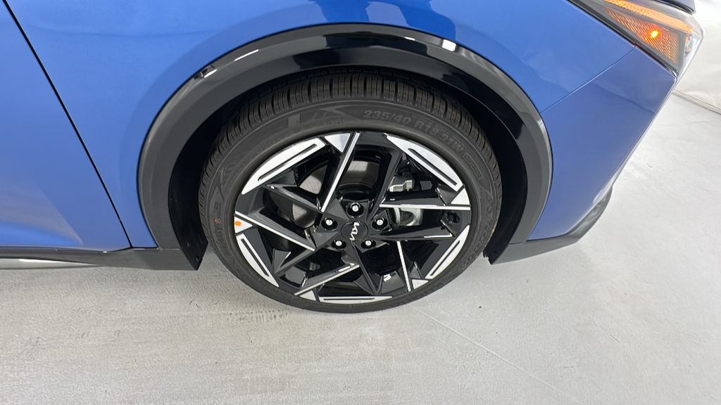2025 Kia K4 GT-Line photo 9