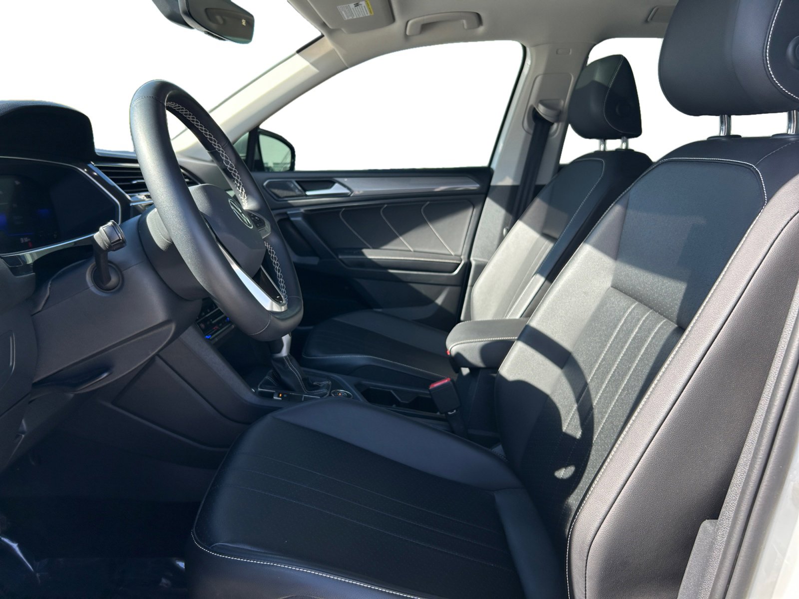 2022 Volkswagen Tiguan SE photo 2