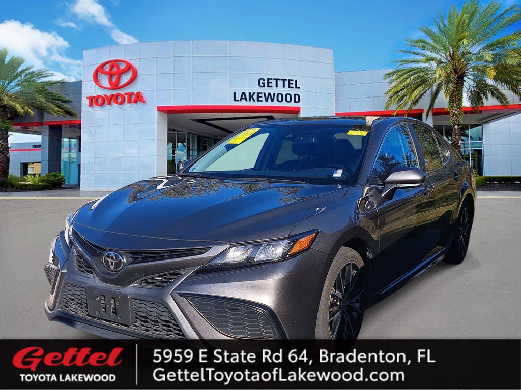 2022 Toyota Camry SE's photo