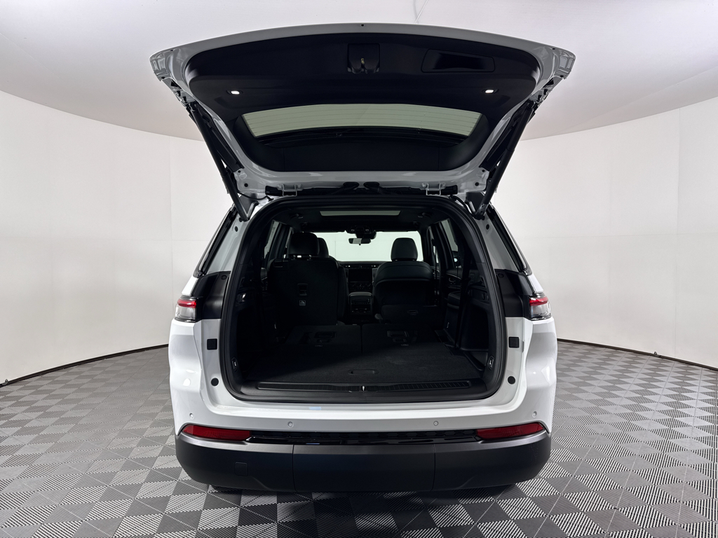 2025 Jeep Grand Cherokee Limited photo 2