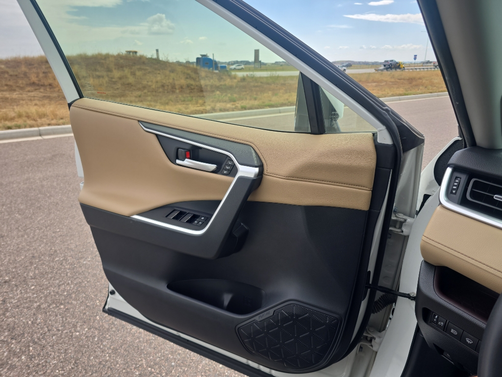 2019 Toyota RAV4 Hybrid Limited photo 14