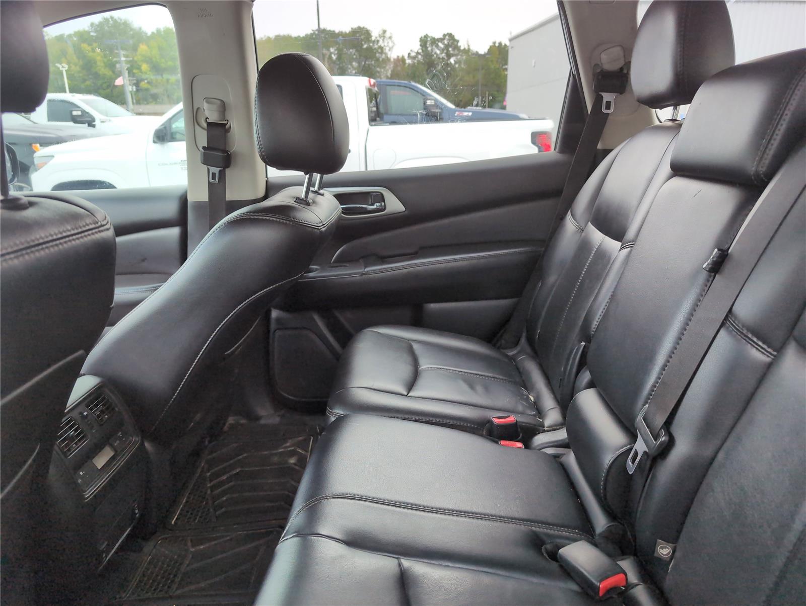 2014 Nissan Pathfinder SL photo 2