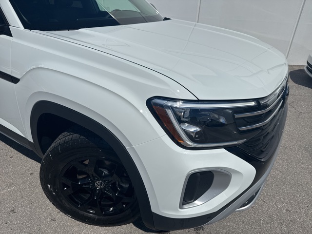2025 Volkswagen Atlas Peak Edition SE photo 2