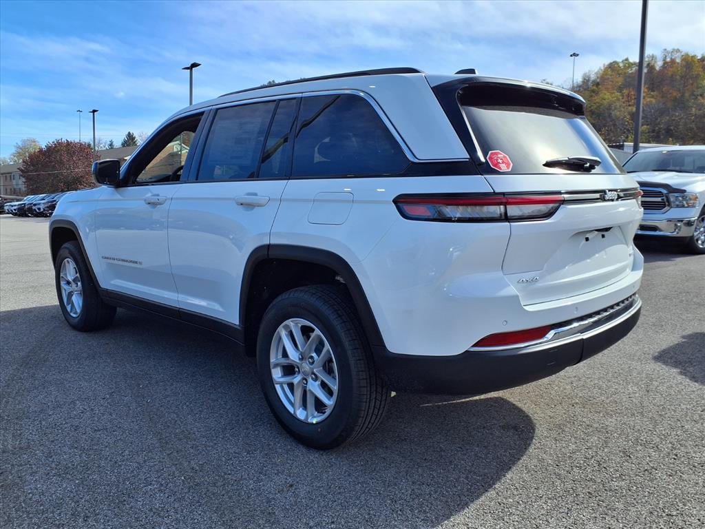 2025 Jeep Grand Cherokee Laredo photo 3