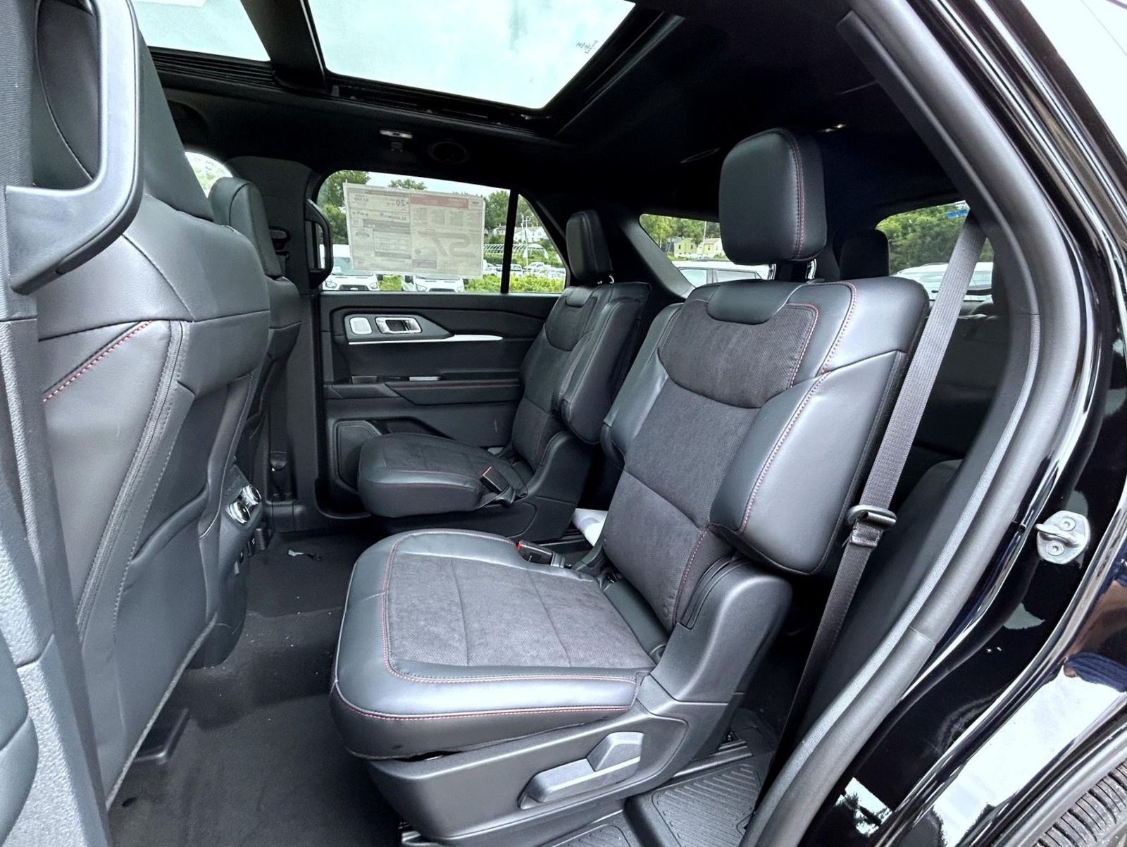 2025 Ford Explorer ST photo 8
