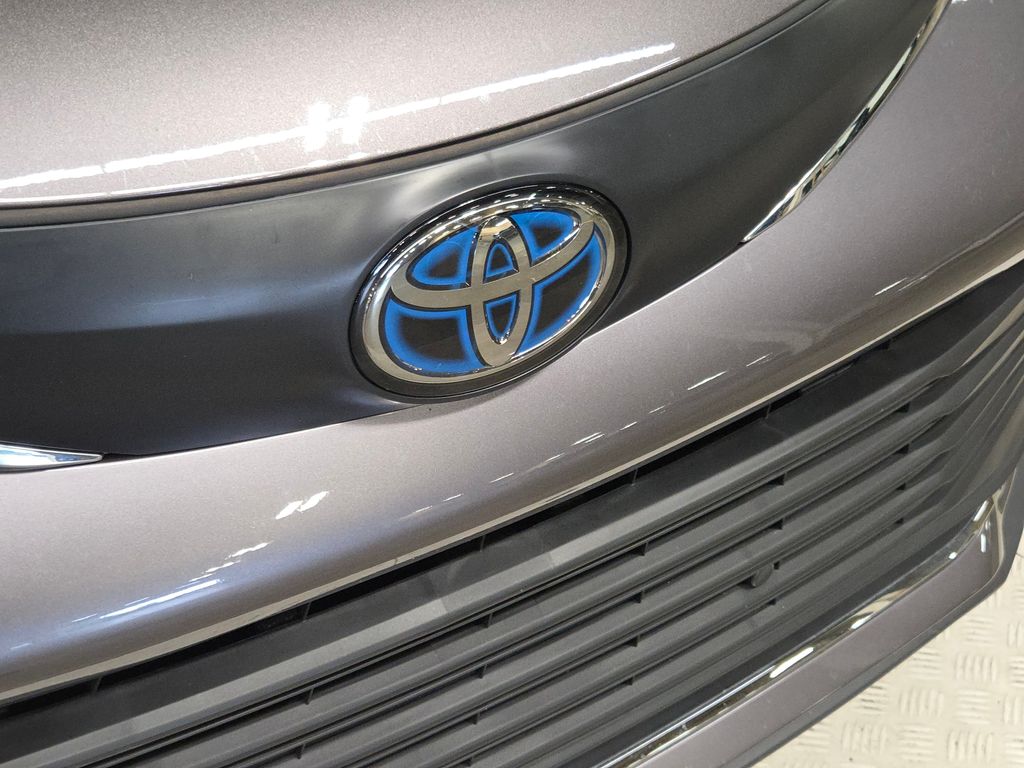 2022 Toyota Sienna XLE photo 11