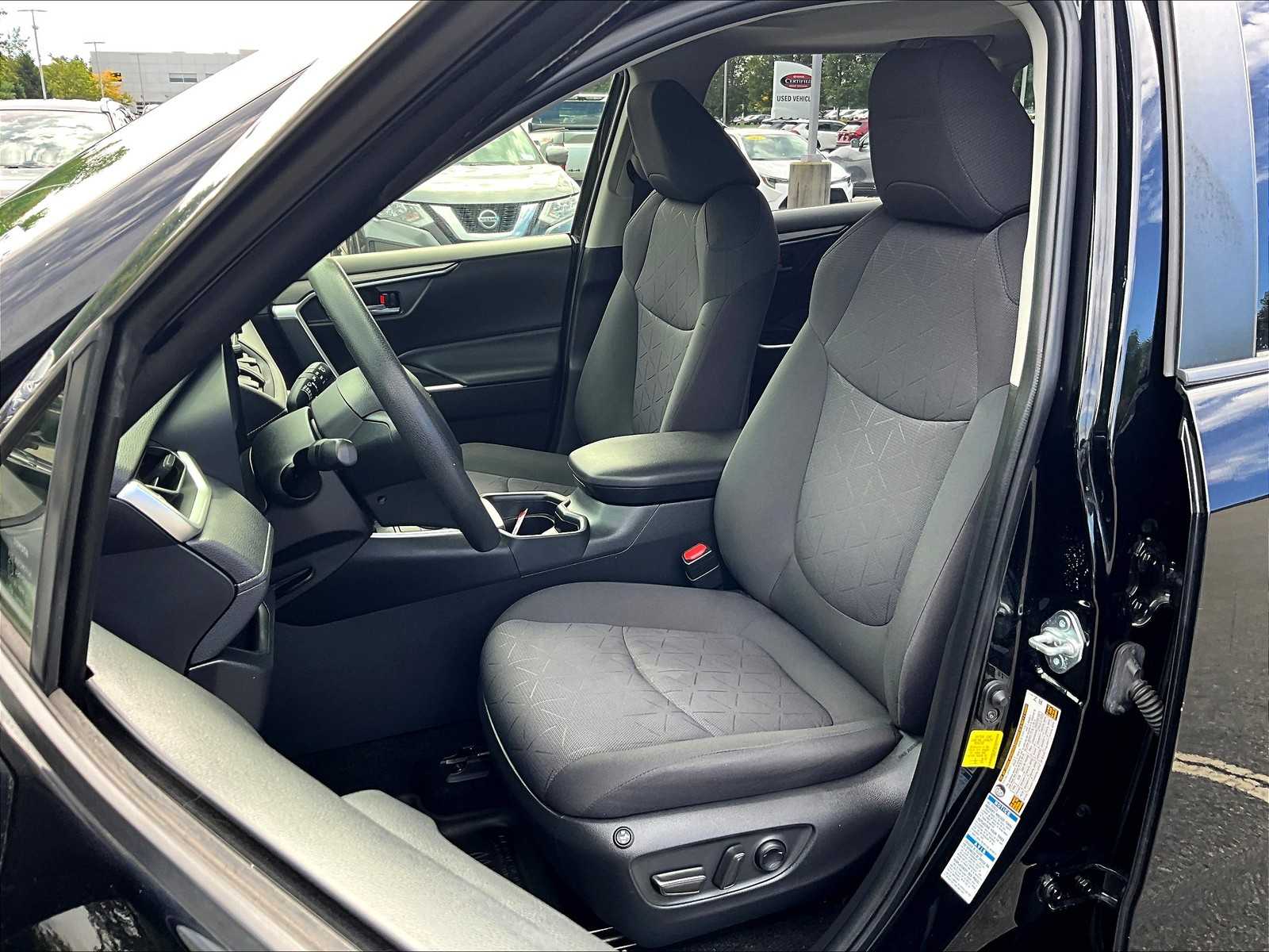 2021 Toyota RAV4 XLE photo 10