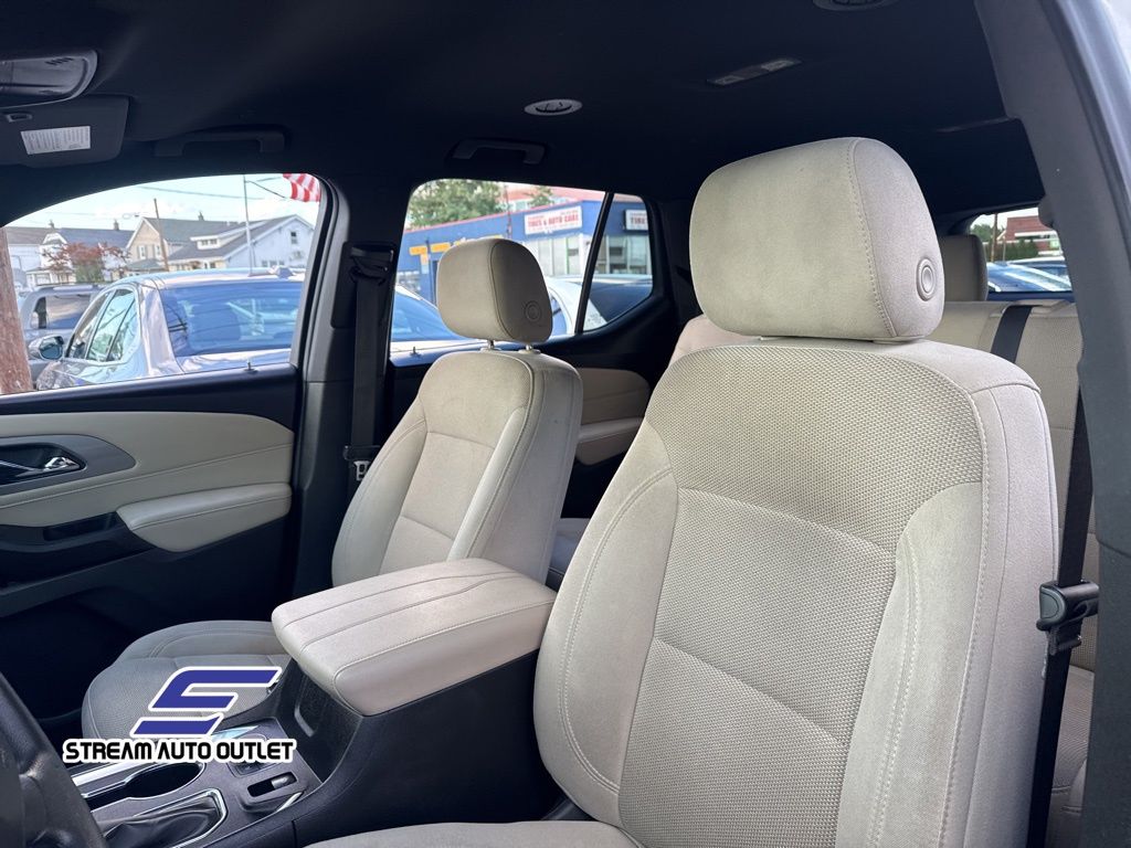 2023 Chevrolet Traverse LS photo 16