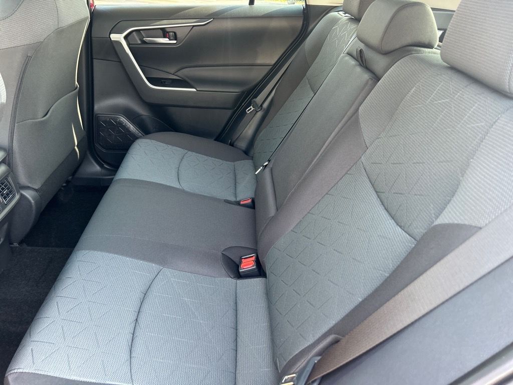 2025 Toyota RAV4 XLE photo 6