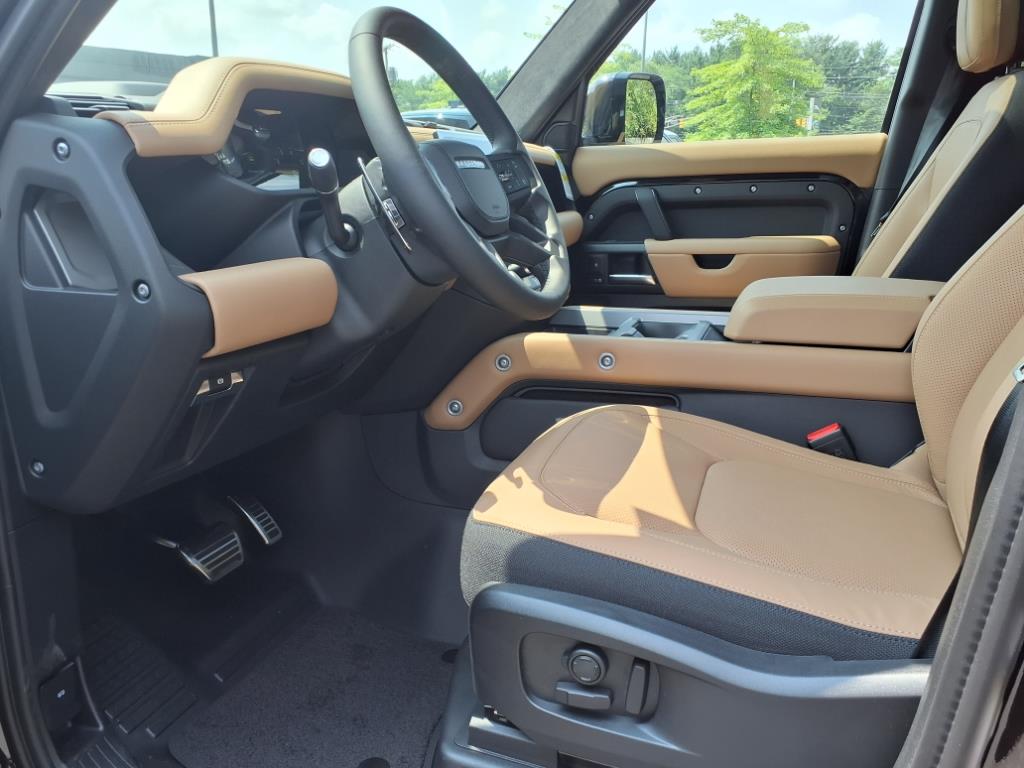 2025 Land Rover Defender 110 V8 photo 16