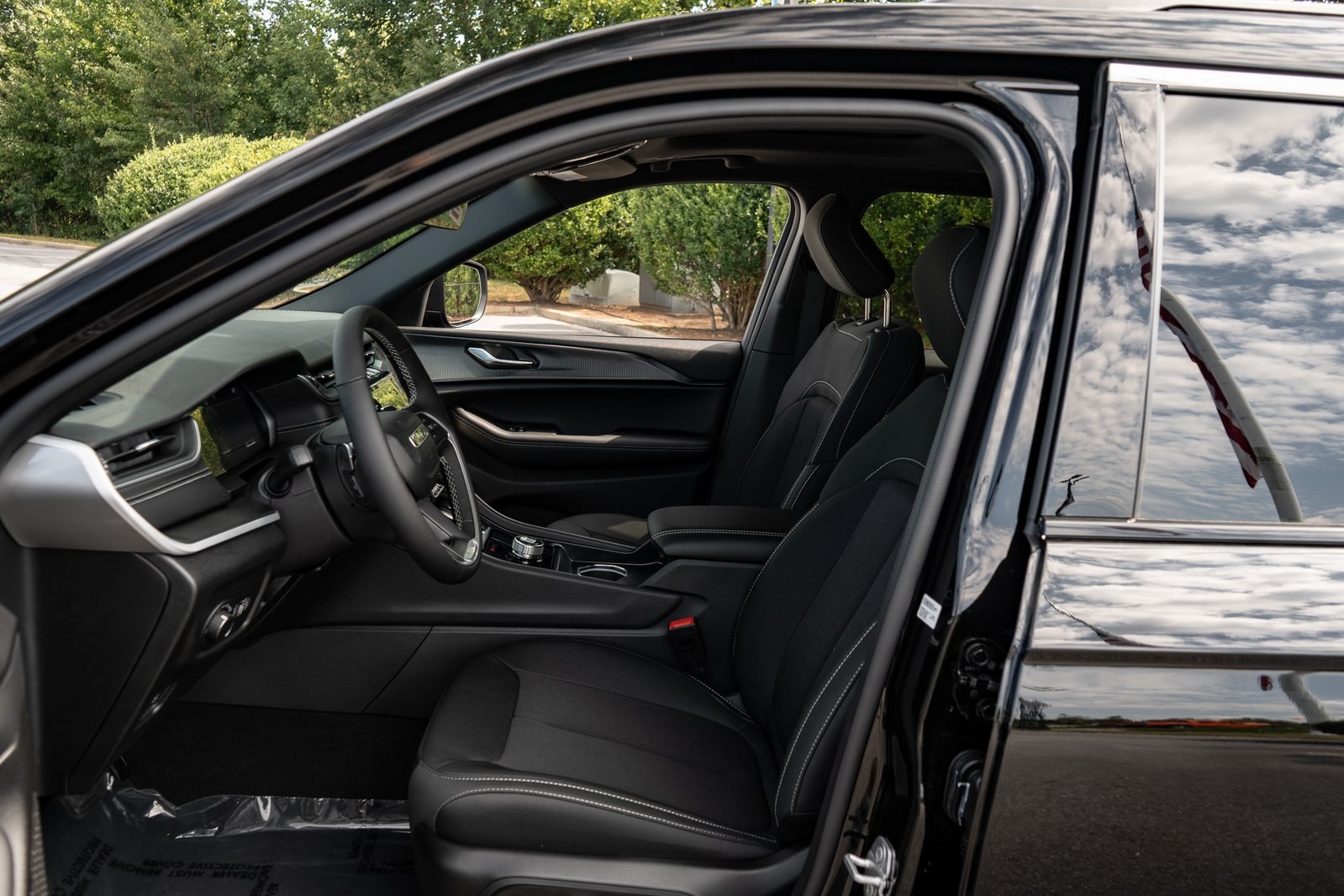 2025 Jeep Grand Cherokee Laredo Altitude photo 13