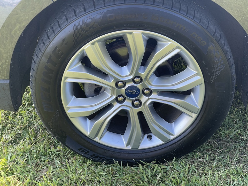 2020 Ford Edge Titanium photo 16