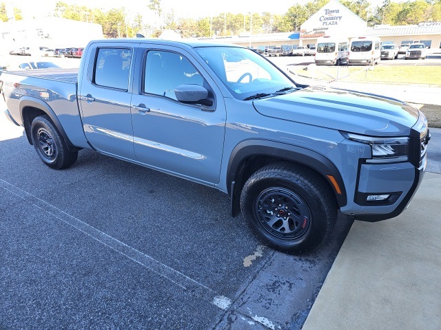 2025 Nissan Frontier PRO-4X's photo