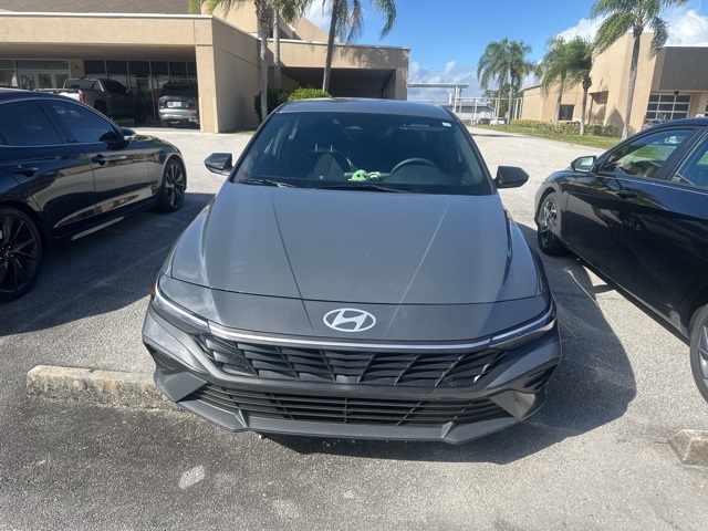 2025 Hyundai Elantra SEL Sport photo 2