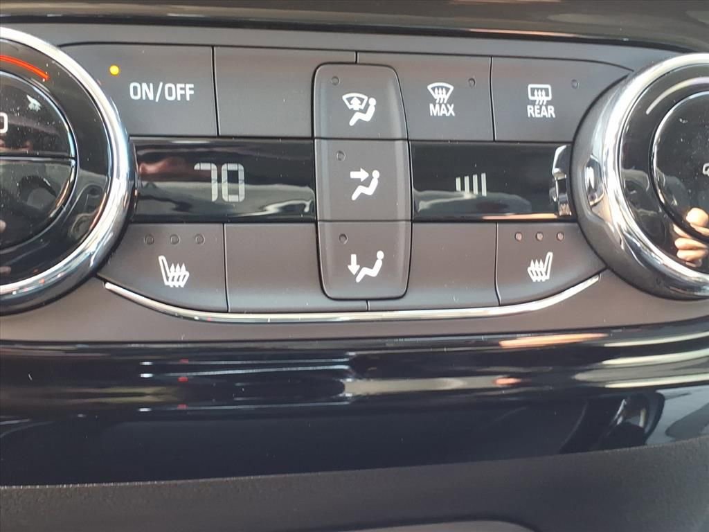 2025 Chevrolet Trax LT photo 19