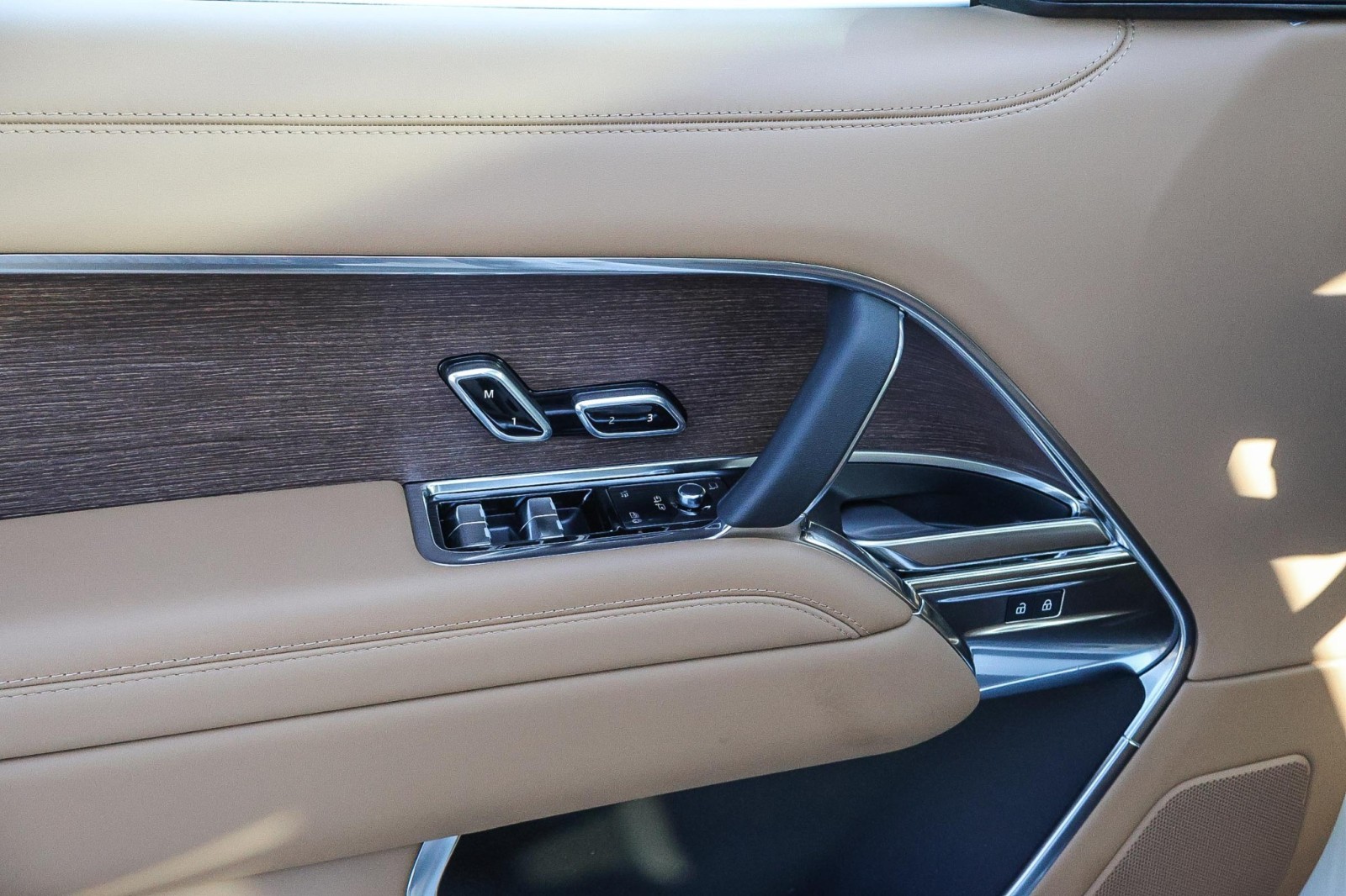 2025 Land Rover Range Rover SE photo 18