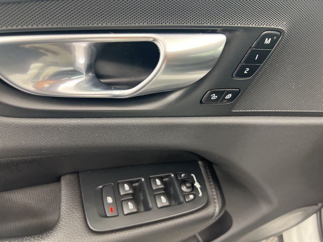 2022 Volvo XC60 B5 Momentum photo 13