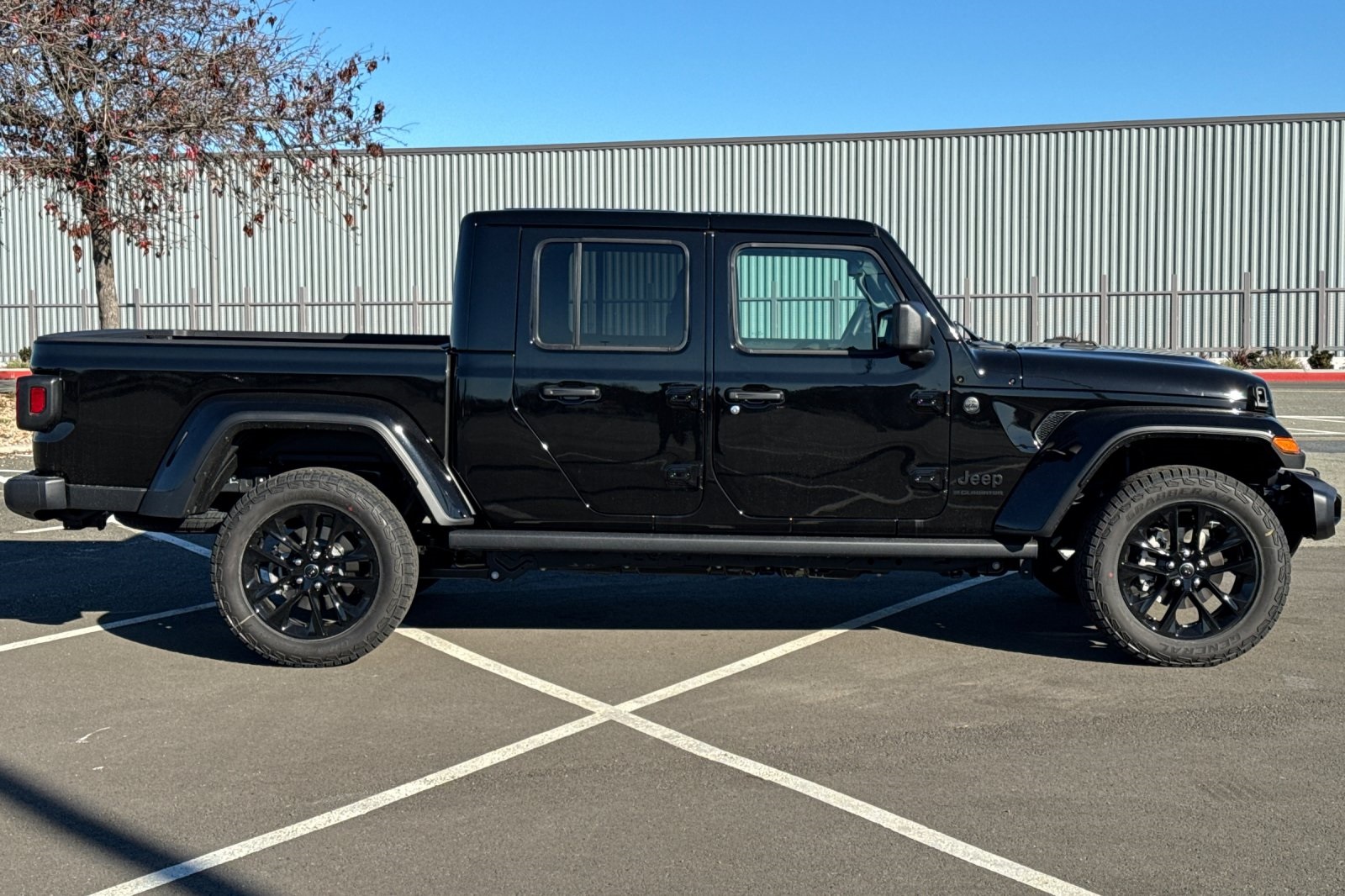 2025 Jeep Gladiator photo 2