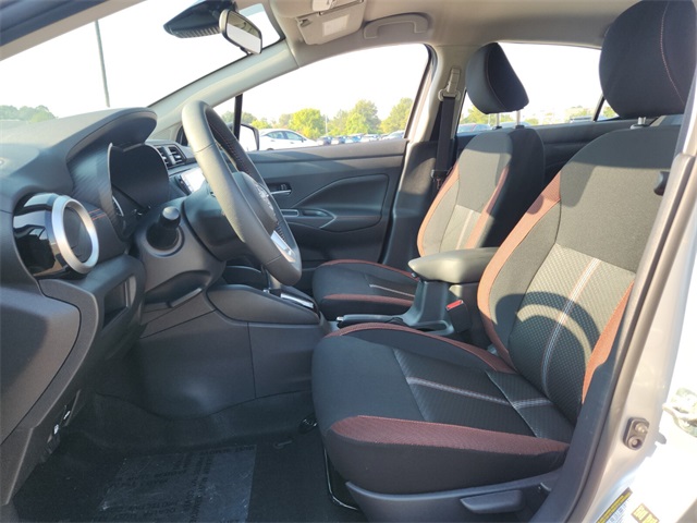 2025 Nissan Versa SR photo 4