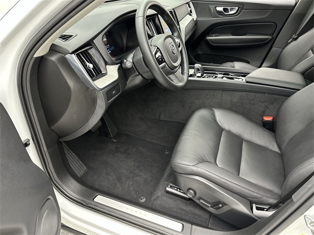 2025 Volvo XC60 B5 Plus photo 2