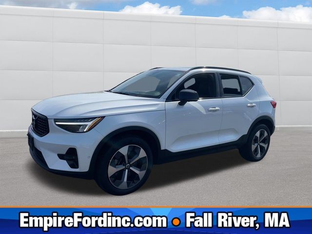 2023 Volvo XC40 B5 Plus Dark Theme
