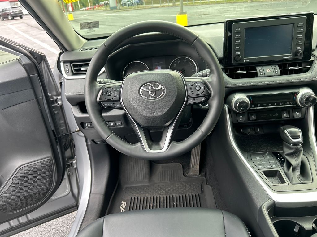 2020 Toyota RAV4 XLE Premium photo 13