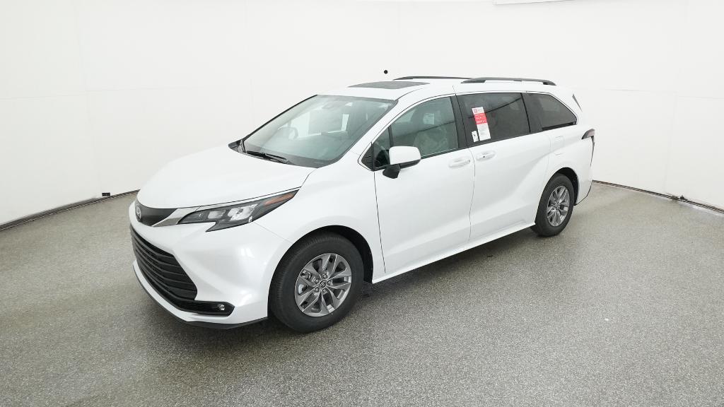 2026 Toyota Sienna XLE's photo