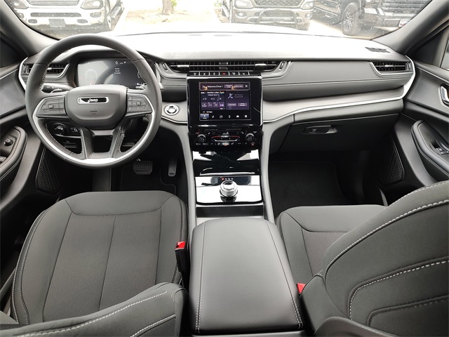 2025 Jeep Grand Cherokee Laredo Altitude photo 9